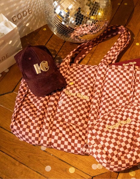 El bolso rosa estampado de cuadros bordado mensaje I.Code