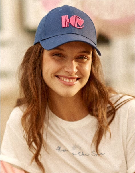 Gorra azul con monograma IC bordado I.Code