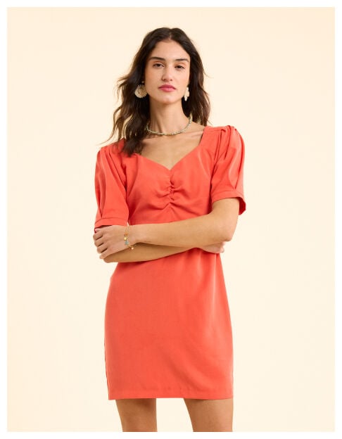 Rotes Kurzkleid mit Herzausschnitt I.Code