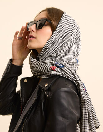 Ecru scarf with gingham pattern and color embroidery I.Code