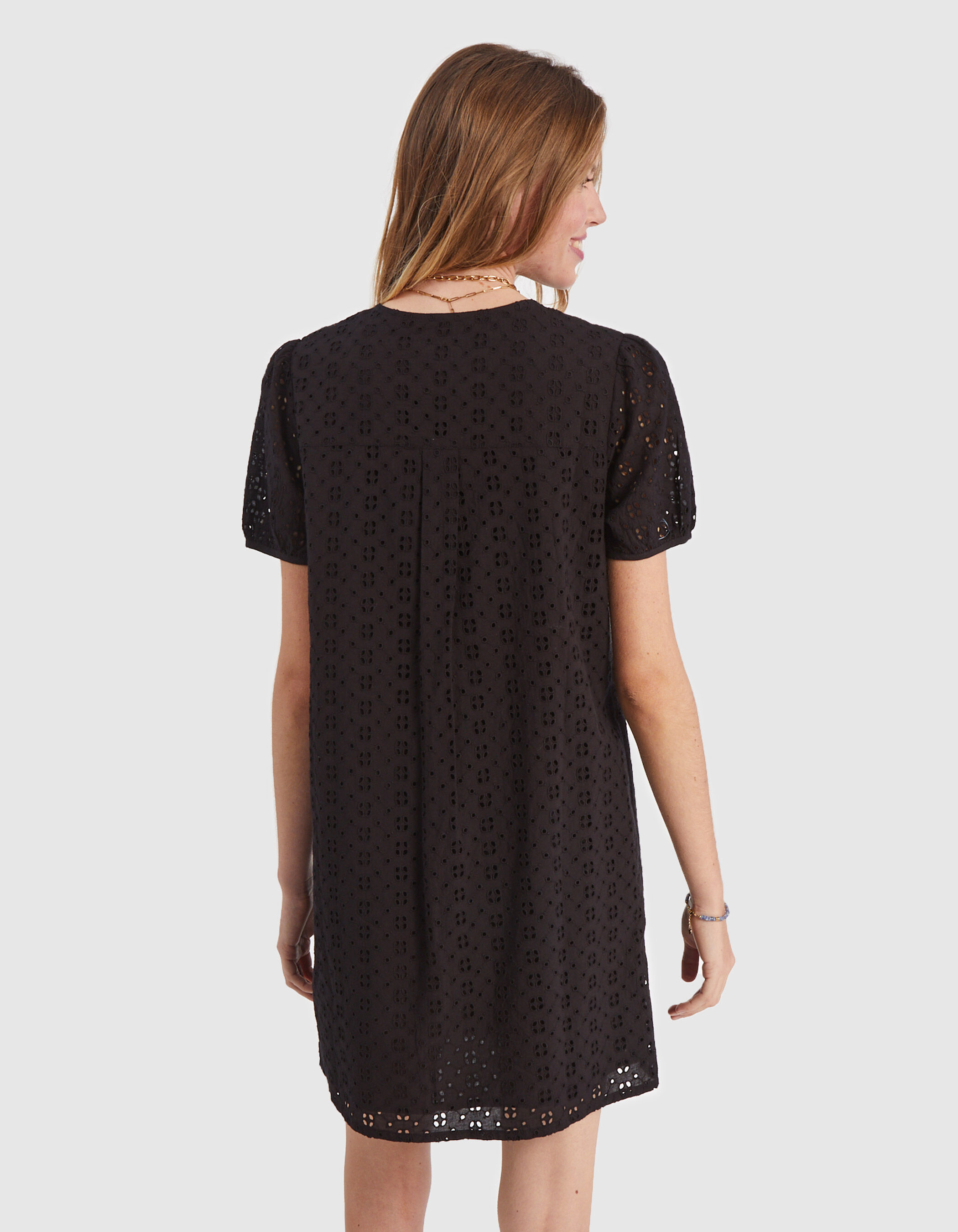 Robe noire broderie anglaise 2025