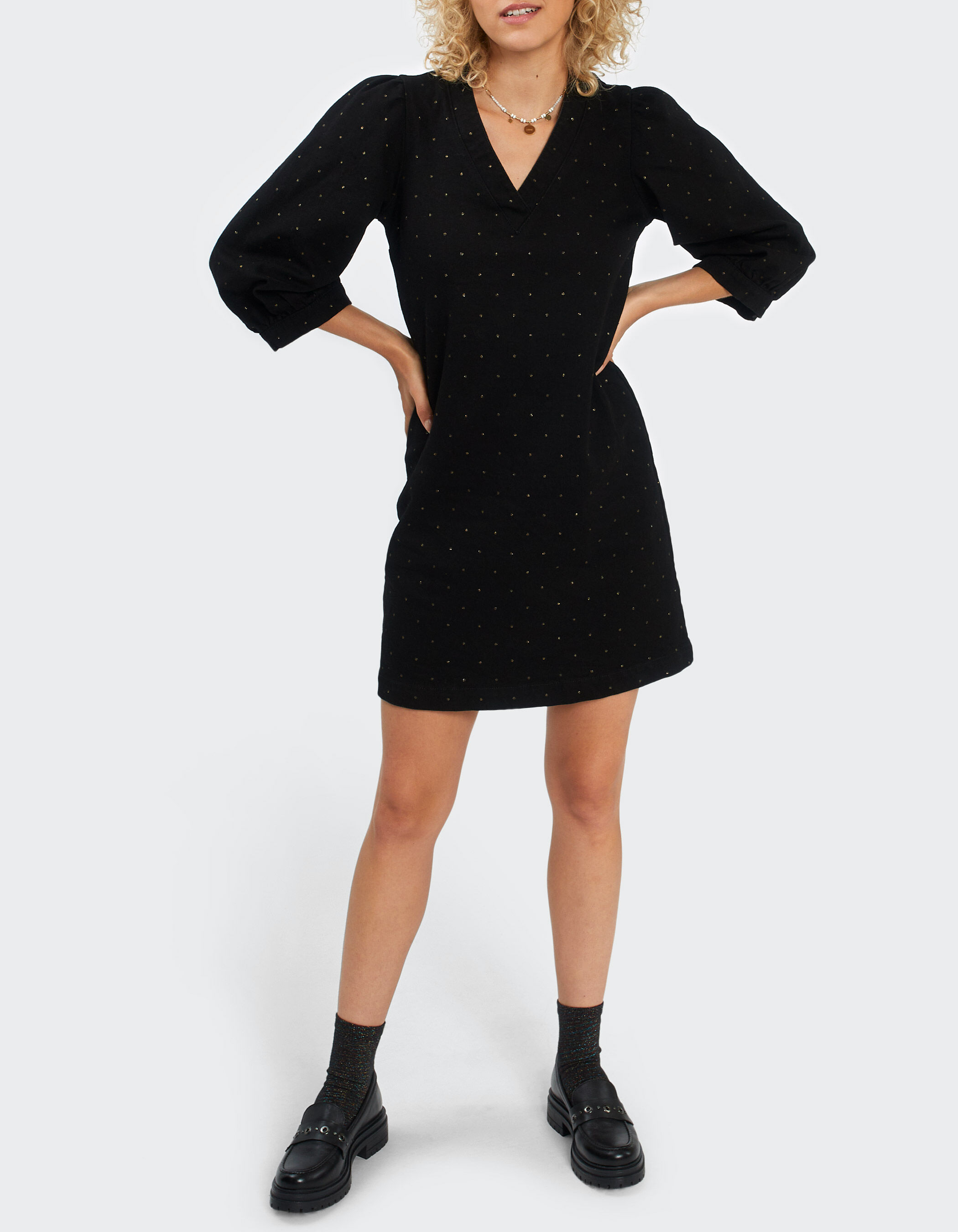 Robe noire pois doré sale