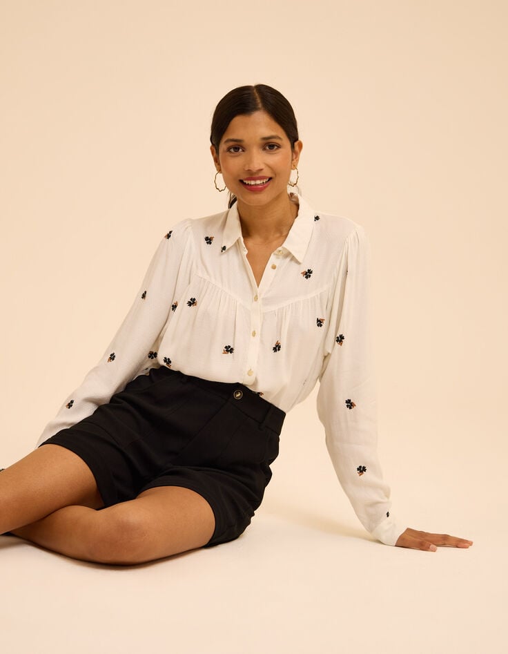 Witte hemdblouse lange mouw geborduurd I.Code-3 Witte hemdblouse lange mouw geborduurd I.Code-3