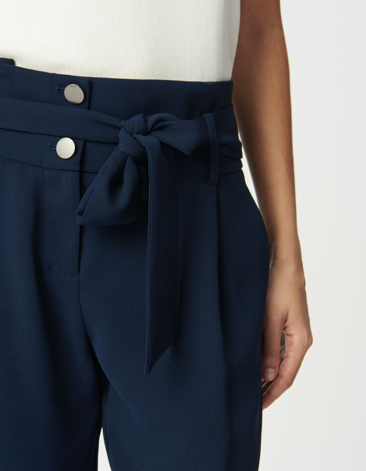 Marineblaue Hose mit hohem Bund und G&uuml;rtel-4