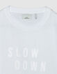 Camiseta con mensaje flocado de terciopelo blanco-5