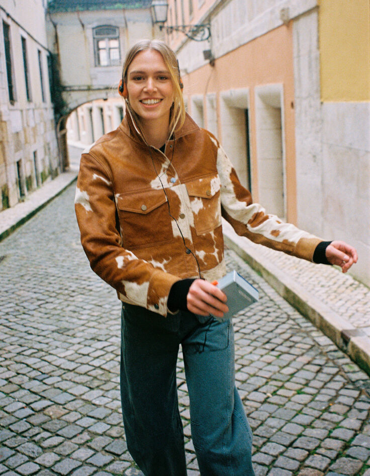Veste courte en cuir marron motif vache Femme-6