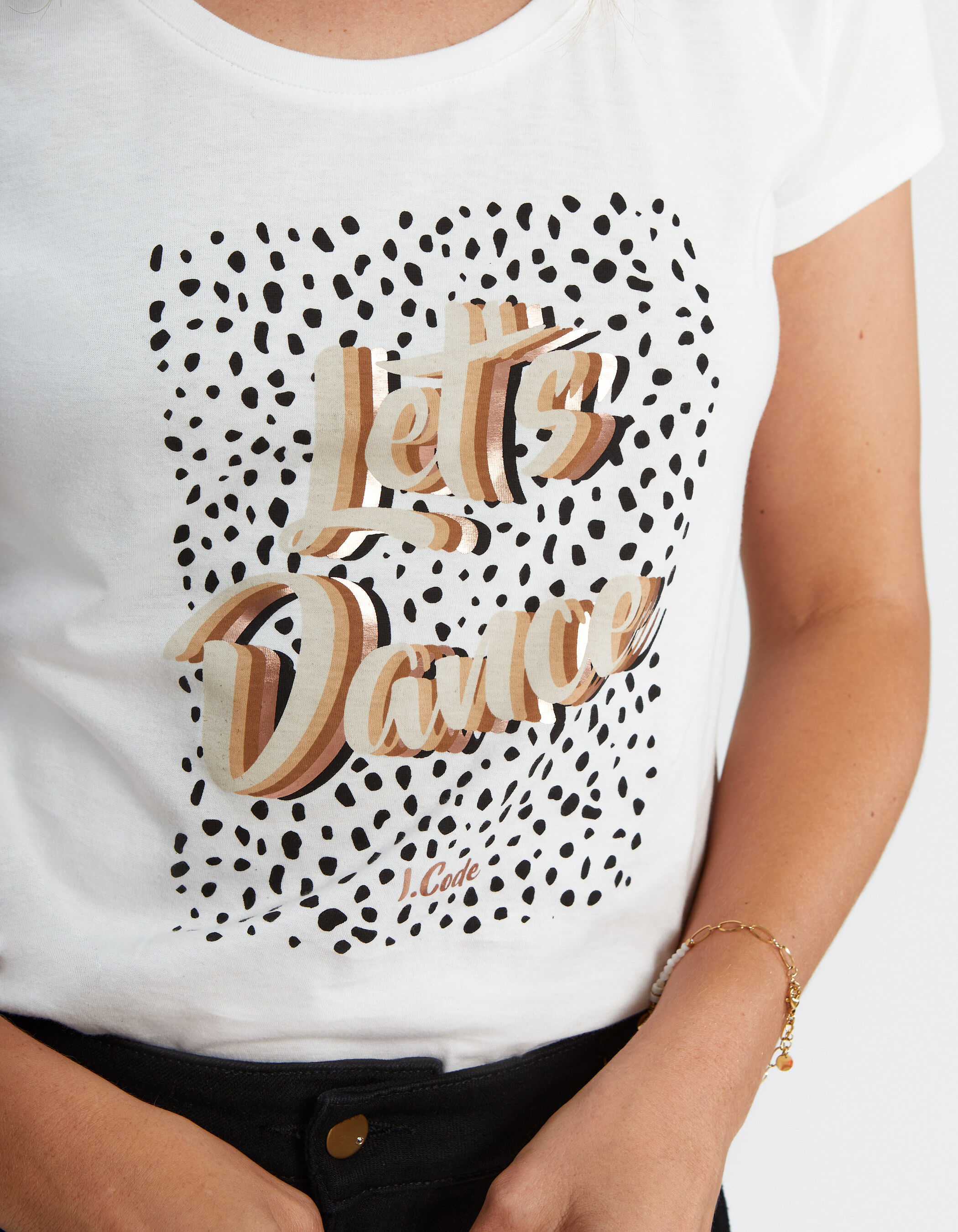 Gebroken wit T shirt tekst luipaardachtergrond I.Code