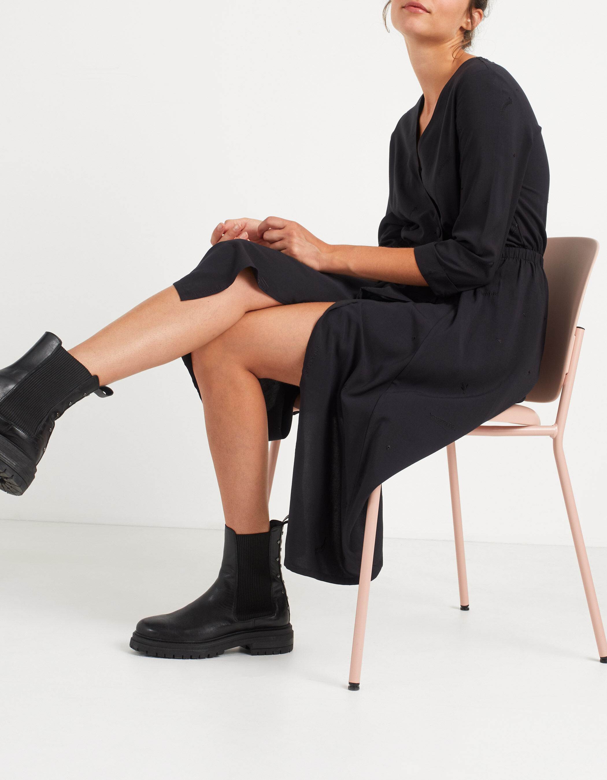 Robe longue noir lave brodee forme portefeuille I.Code