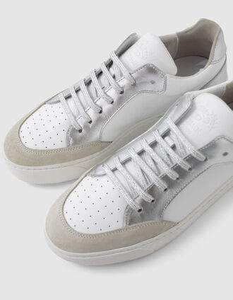 Flache Sneakers in Nickel, Weiß und Grau I.Code