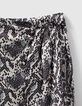 Cremewei&szlig;er Damensatinrock mit Schlangenhautprint-7