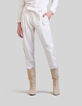 Kalkwei&szlig;e Damen-Cargohose aus Bio-Baumwolle mit G&uuml;rtel-2