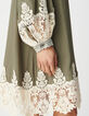 Locker geschnittenes khakifarbenes gestreiftes Kleid mit Spitzenbesatz Damen-6