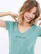 Mandelgrünes T-Shirt mit gesticktem Schriftzug I.Code-3