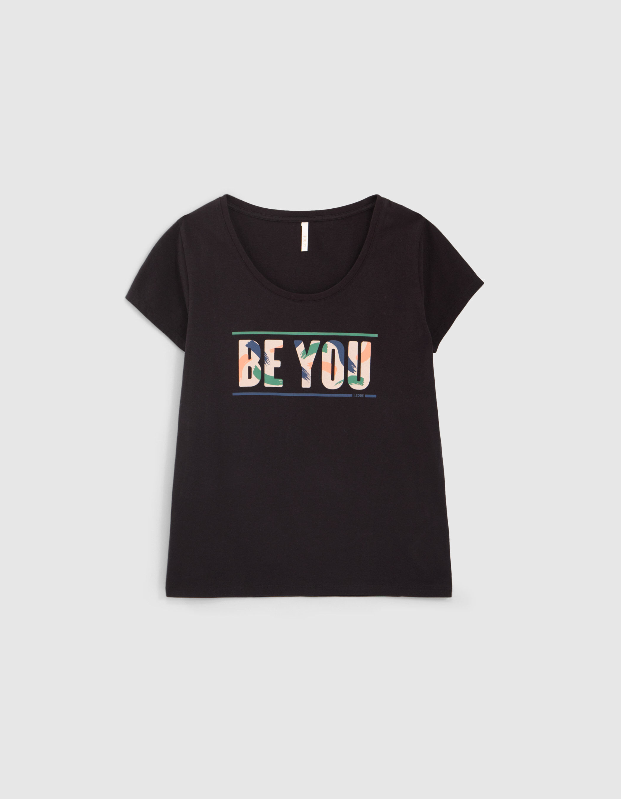 Camisetas negras online con letras blancas