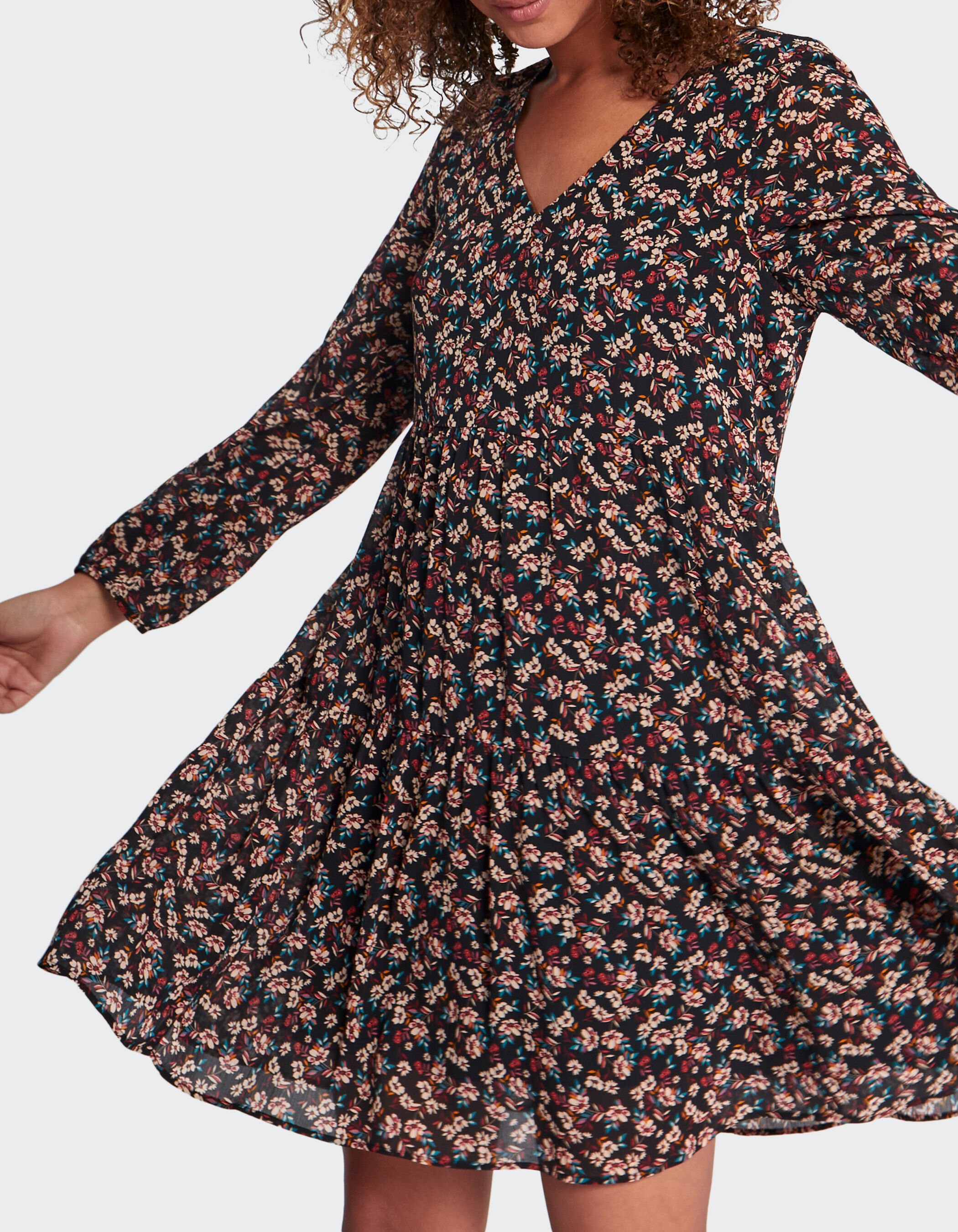 Robe noire fleurs sale