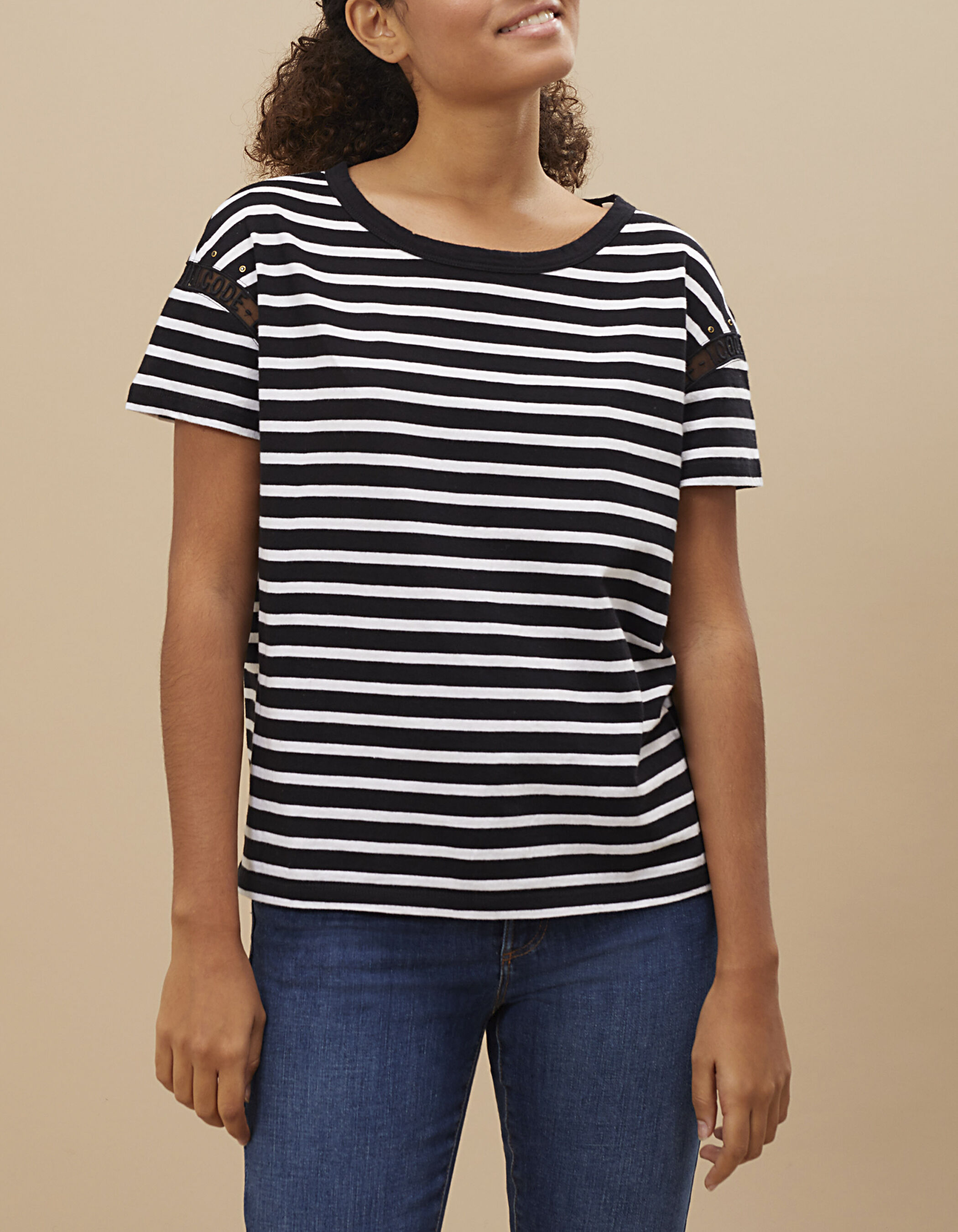 Camiseta negra hot sale con rayas blancas