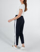 Pantalon de jogging marine à bandes blanches côtés I.Code-3