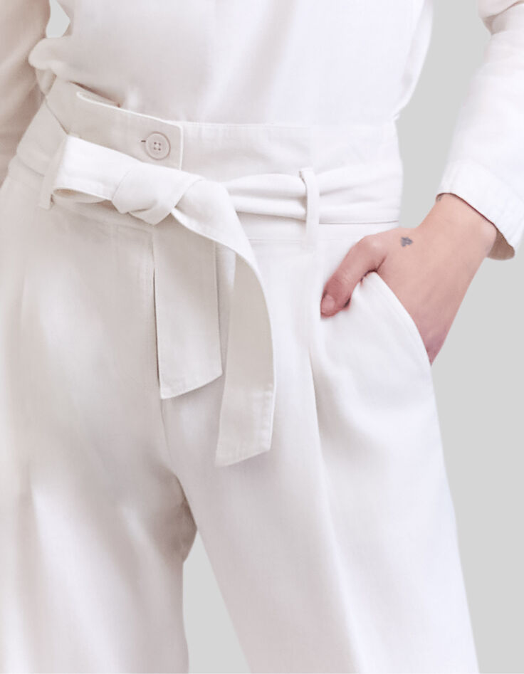 Kalkwei&szlig;e Damen-Cargohose aus Bio-Baumwolle mit G&uuml;rtel-4