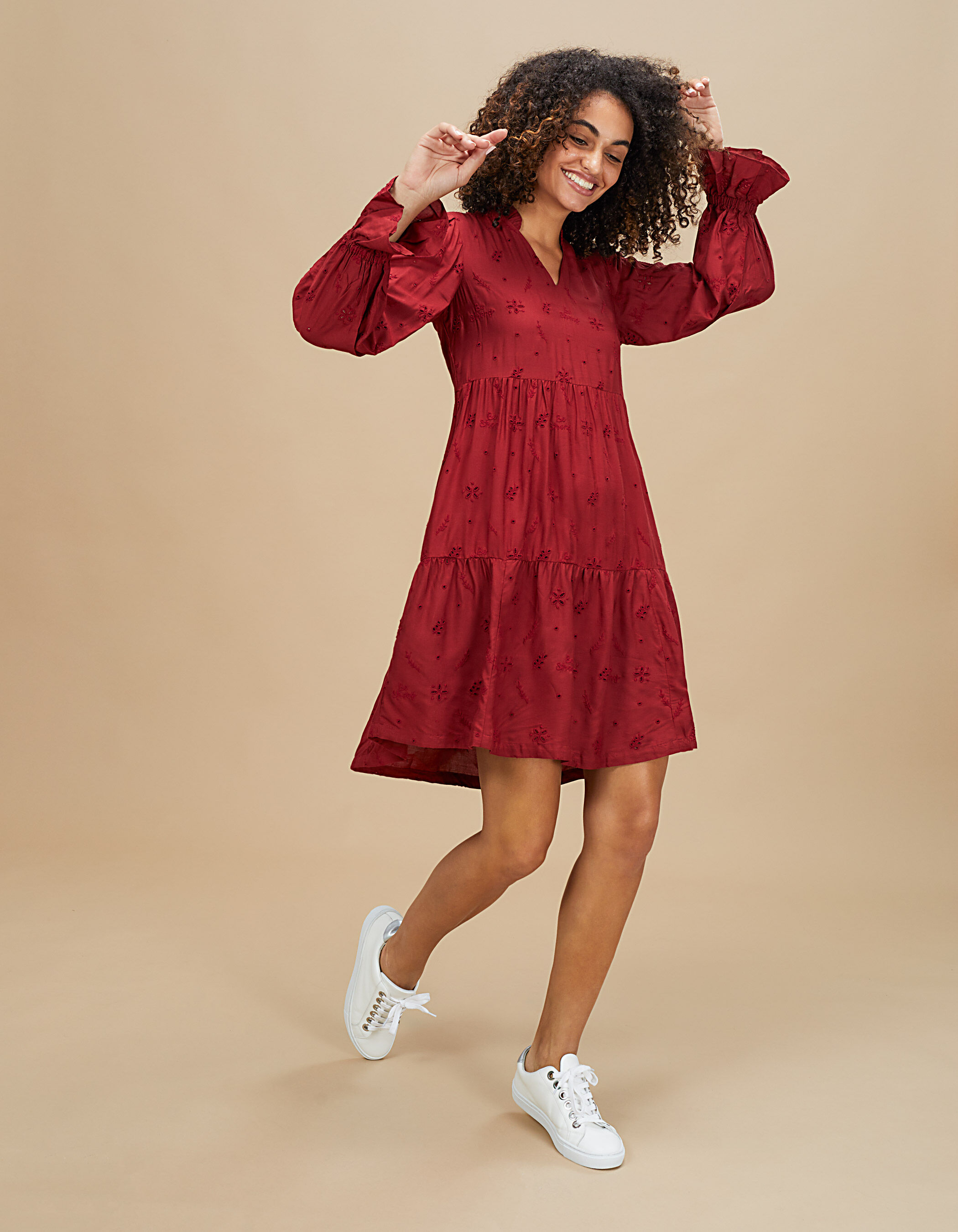 Robe rouge broderie anglaise 2025