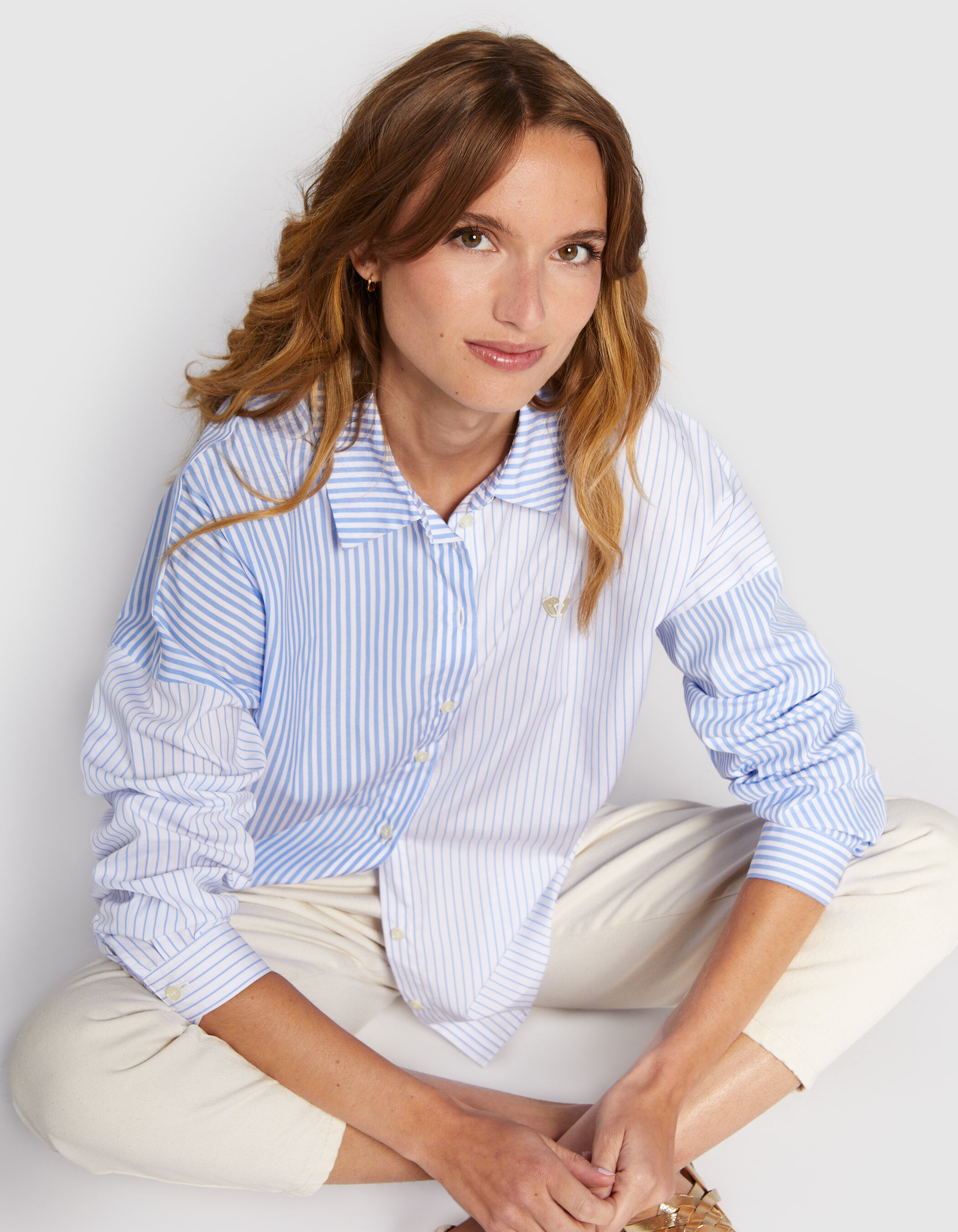Camisa blanca con shop rayas azules