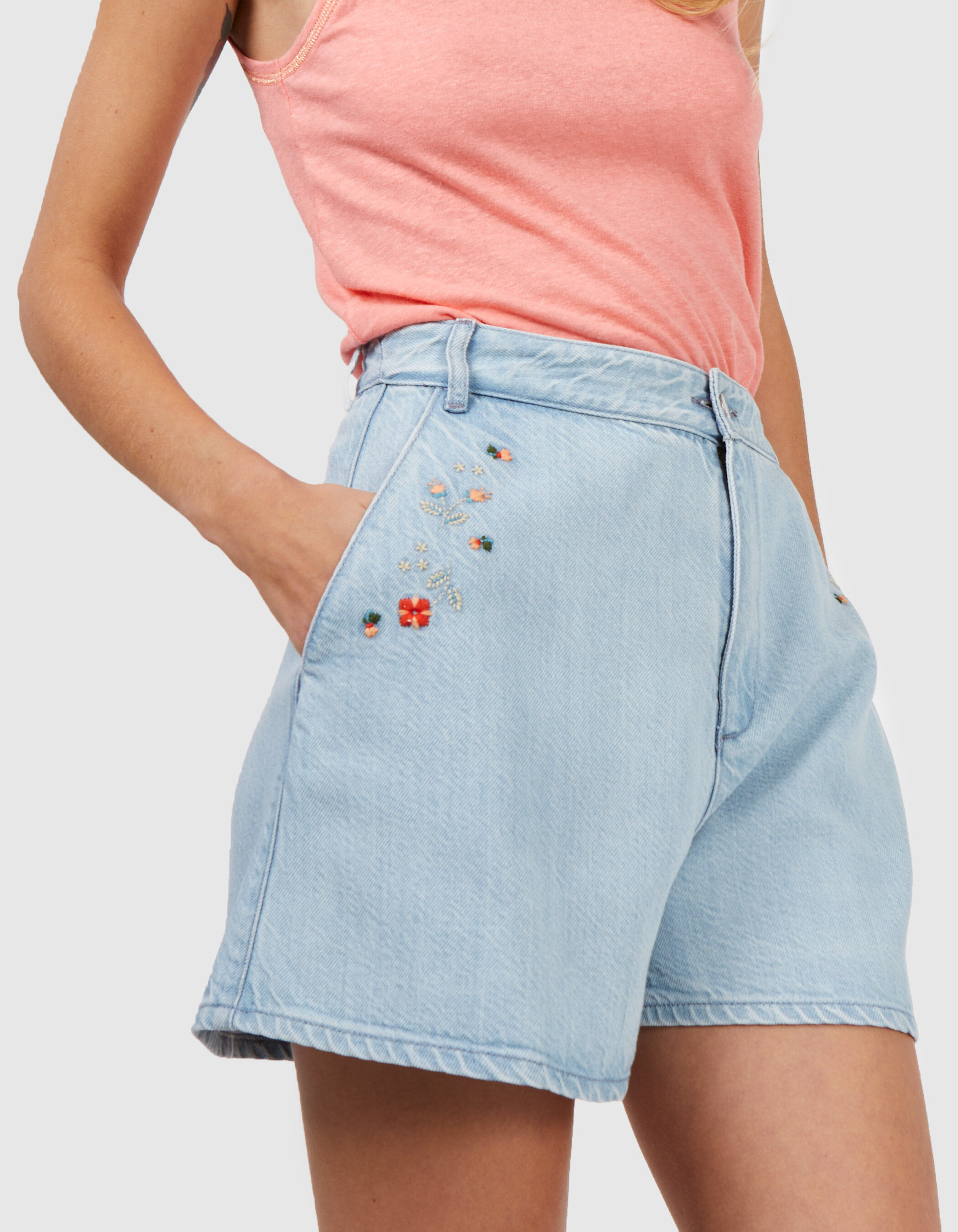 Bleached Jeansshorts mit Blumenstickerei I.Code