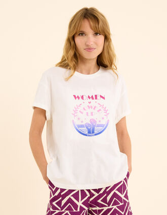 Camiseta blanca de manga corta con mensaje y puños I.Code