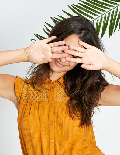 Gelbe Bluse ohne Ärmel I.Code