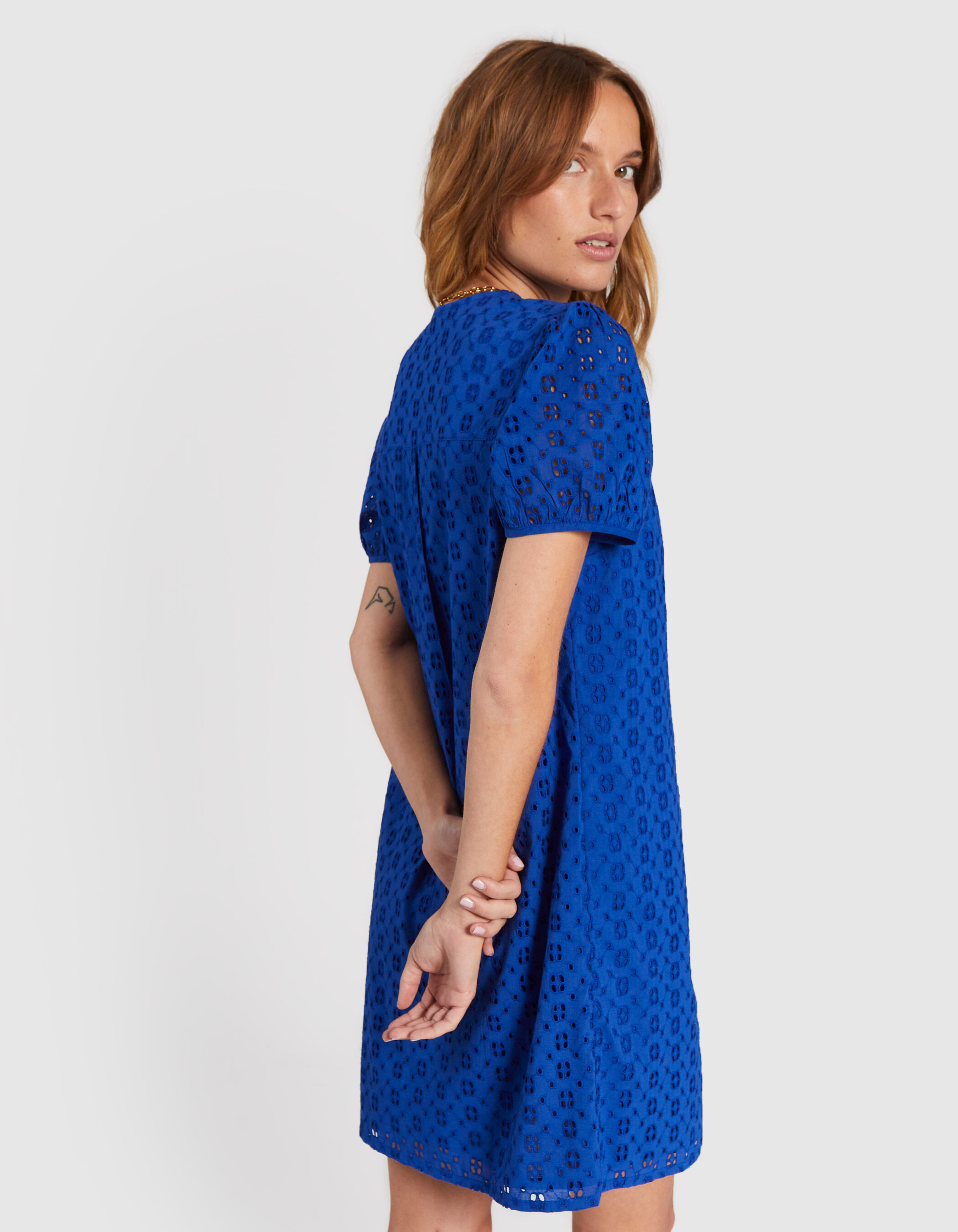 Robe bleu electrique broderie anglaise I.Code