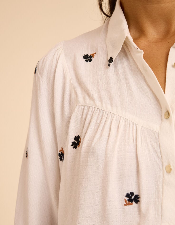 Witte hemdblouse lange mouw geborduurd I.Code-8 Witte hemdblouse lange mouw geborduurd I.Code-8