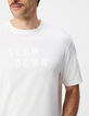 Camiseta con mensaje flocado de terciopelo blanco-1