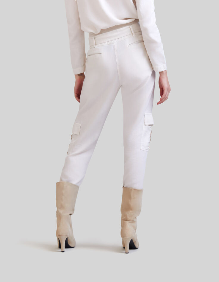 Kalkwei&szlig;e Damen-Cargohose aus Bio-Baumwolle mit G&uuml;rtel-3