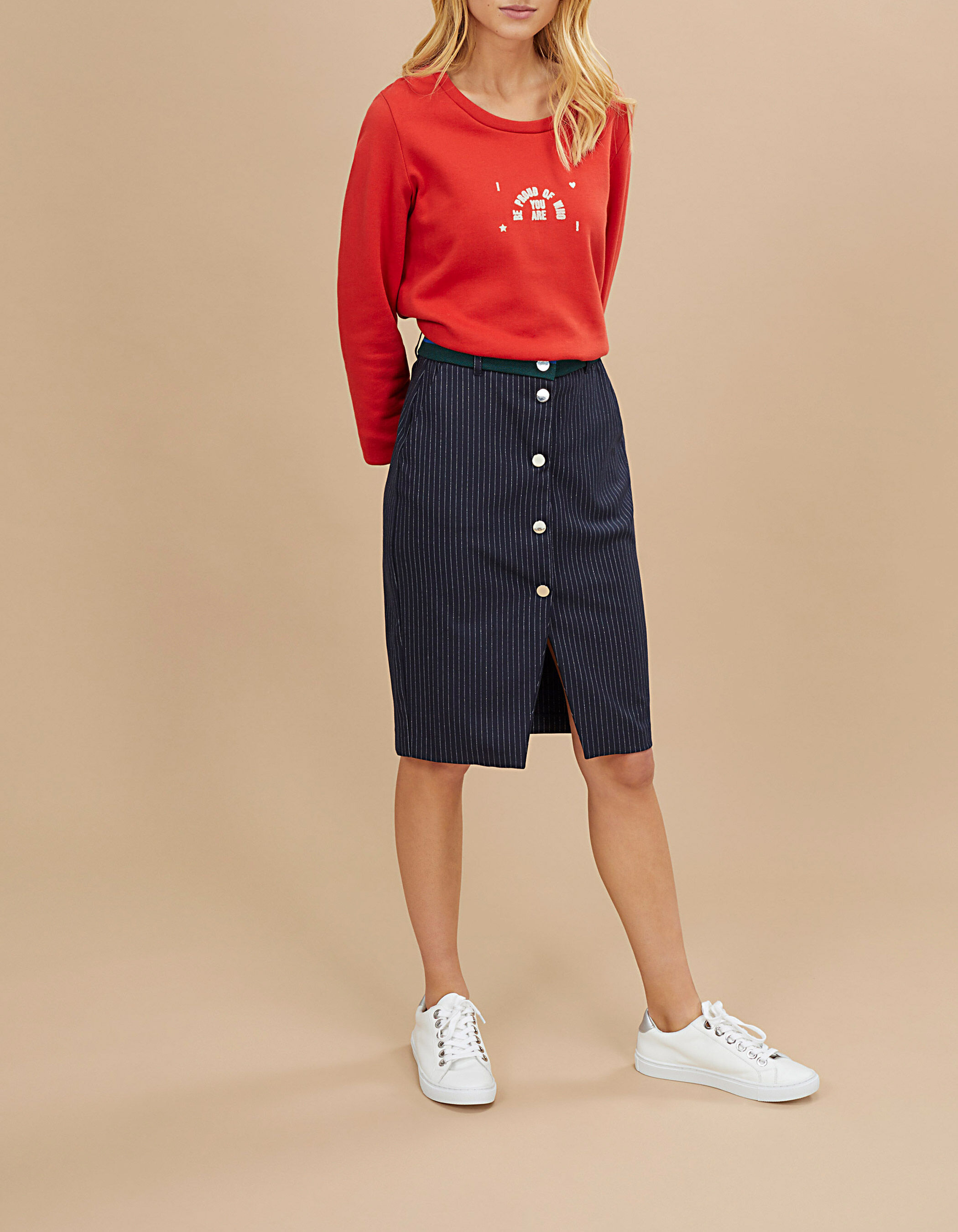 Falda de rayas con tenis new arrivals