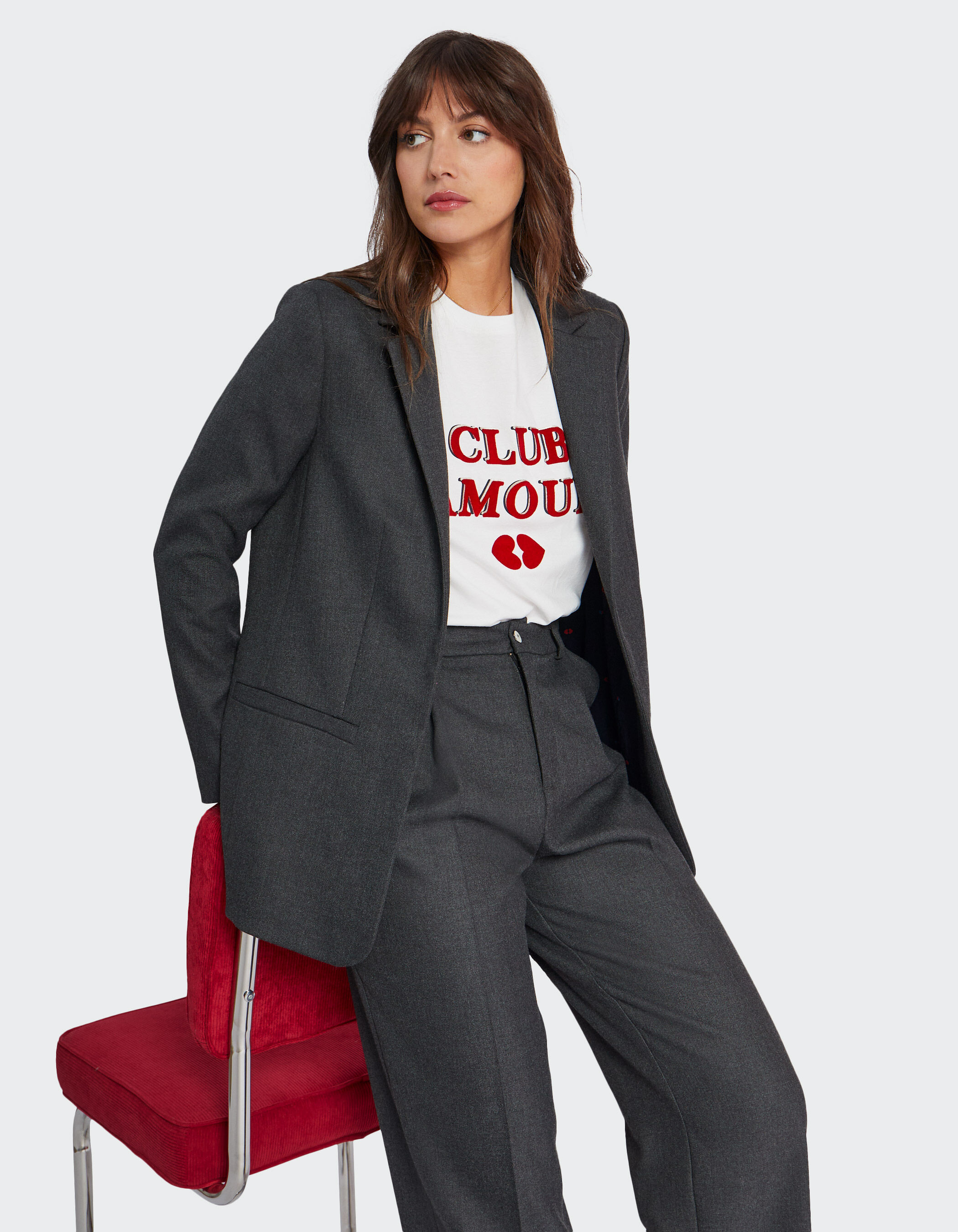 Manteau par store dessus costume