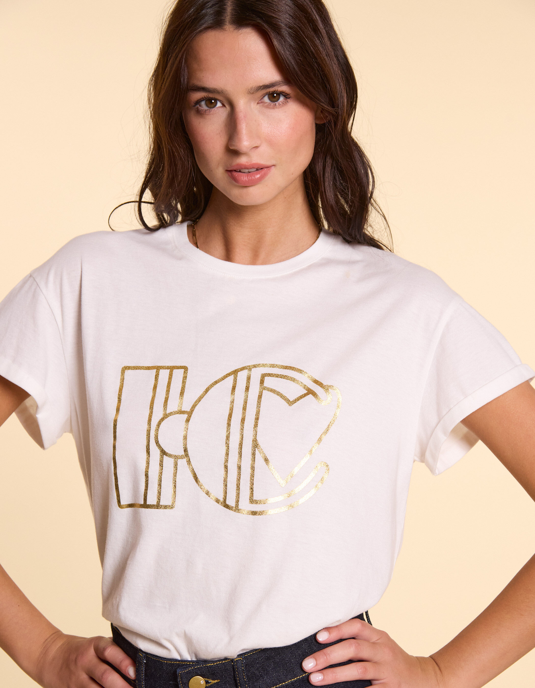 Camiseta blanca y dorada sales