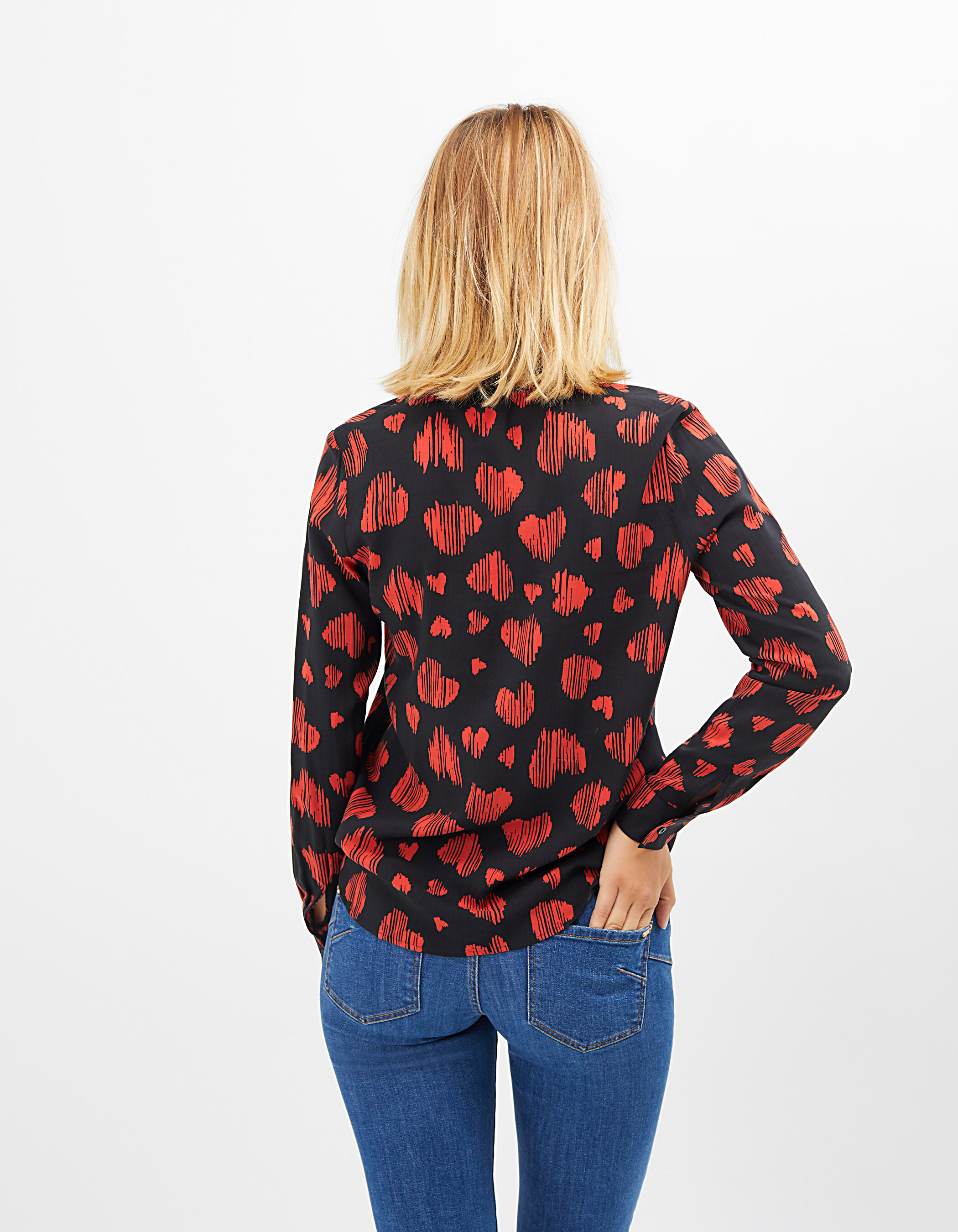 Camisa negra con corazones rojos sales