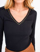 Schwarzes T-Shirt I.Code mit von goldenen Pailletten umrandetem V-Ausschnitt-1