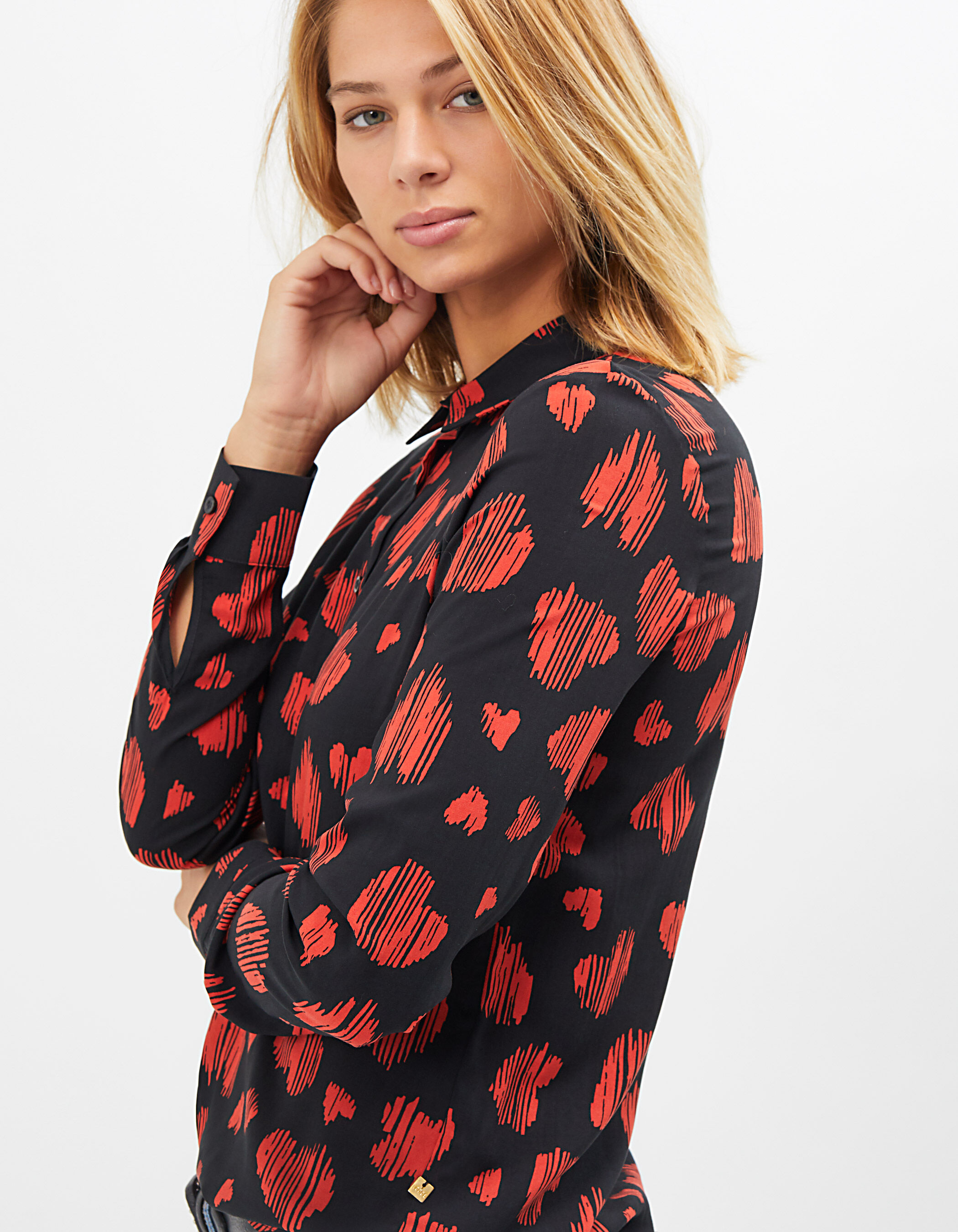 Camisa negra con online corazones rojos