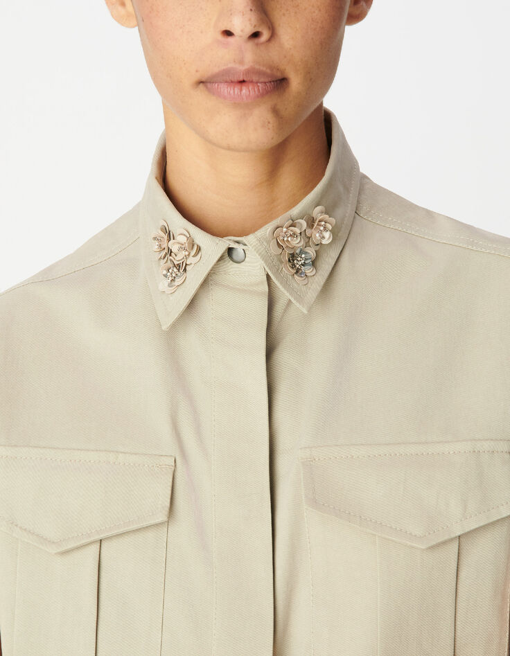 Beigefarbenes Oversize-Hemd f&uuml;r Damen mit gesticktem Schmuckkragen-5