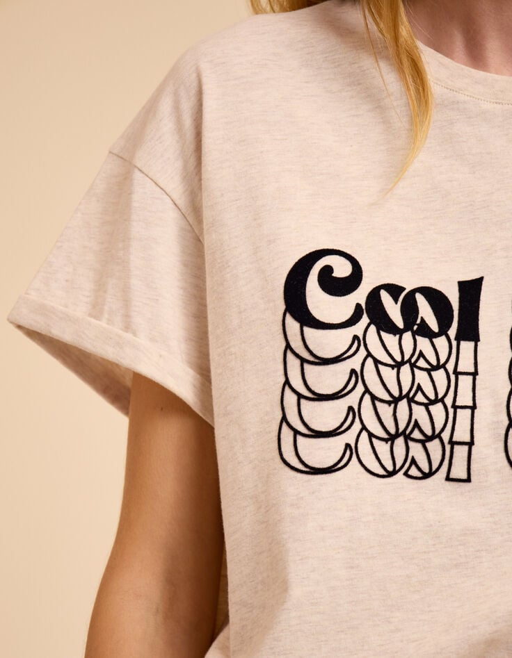 Cremeweißes T-Shirt geflockter Veloursschriftzug I.Code-5 Cremeweißes T-Shirt geflockter Veloursschriftzug I.Code-5