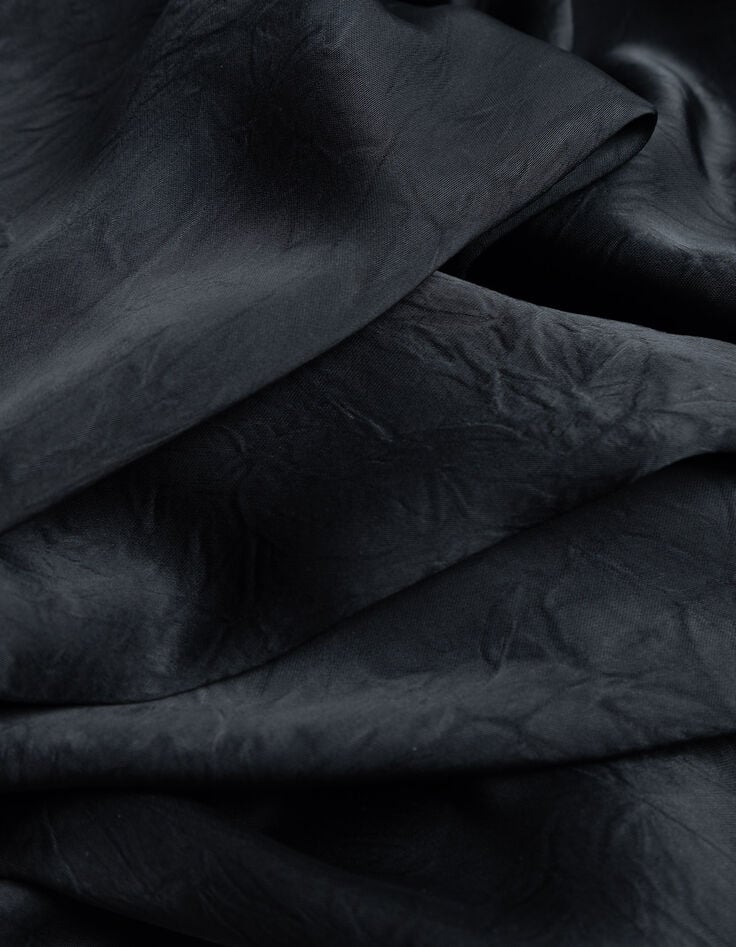 Schwarzes Maxikleid f&uuml;r Damen aus Satin mit Details aus geknitterter Spitze-9